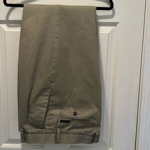 EUC Men’s Khaki Classic Fit Pleated Dockers  36 X 32